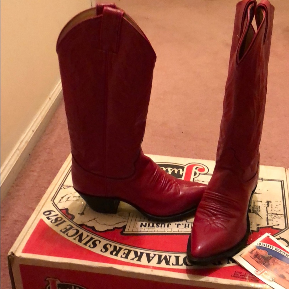 Justin cowboy boots!